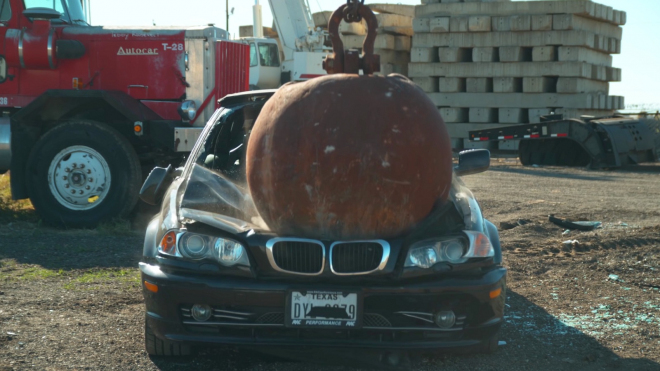 Co zbude z aut, když proti nim pošlete 4tunovou bourací kouli? Podívejte se