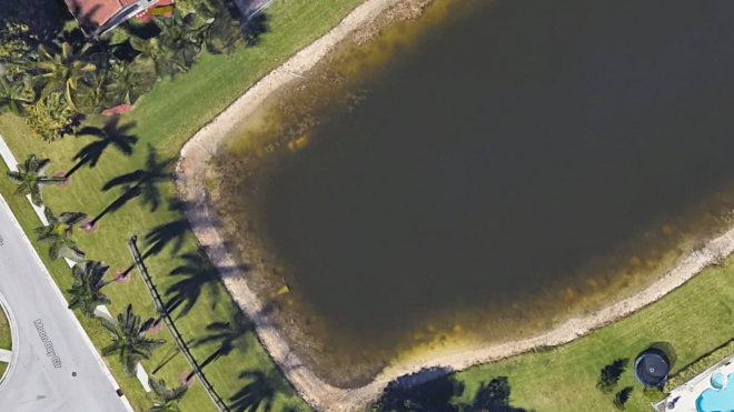 Auto s mrtvým mužem v rybníku bylo 12 let vidět na Google Earth, nikdo si ho nevšiml