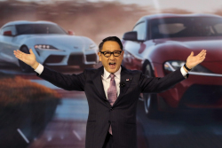 Toyota zakázala svému šéfovi, aby závodil pod její značkou, a tak s tím začal pod hlavičkou webu s ojetinami