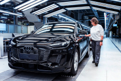 Kolaps německého automobilového průmyslu nekončí, tyhle firmy působící i v Česku propustí do roku 2030 nejmíň 100 tisíc lidí