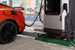 Hyundai přiznává, že elektromobily se musí dobíjet stejně rychle, jako se auta tankují. To ale není ani trochu blízko, ukazuje nový rekord