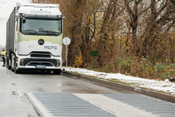 Systém na výrobu elektřiny přímo &bdquo;ze silnice&rdquo; s pomocí brzdících kamionů je žhavý kandidát na cenu Leštěný prd roku