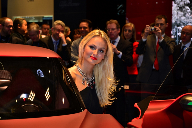 Autosalon Ženeva 2011: krásné hostesky