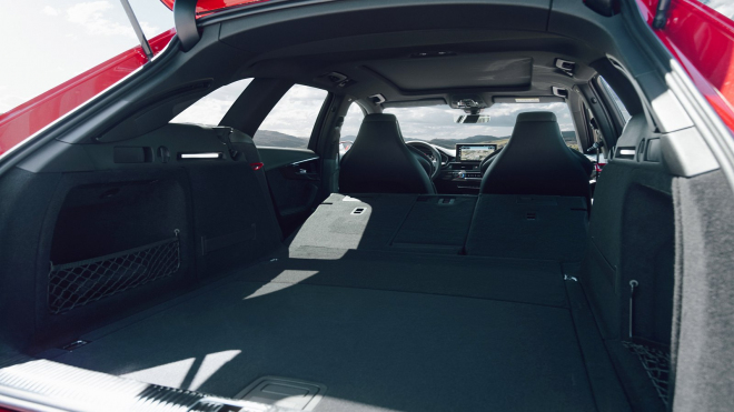 Levnější z ostrých kombíků Audi si to rozdal ve sprintu s Teslou Model Y. Vyhrál, ale za jakou cenu?