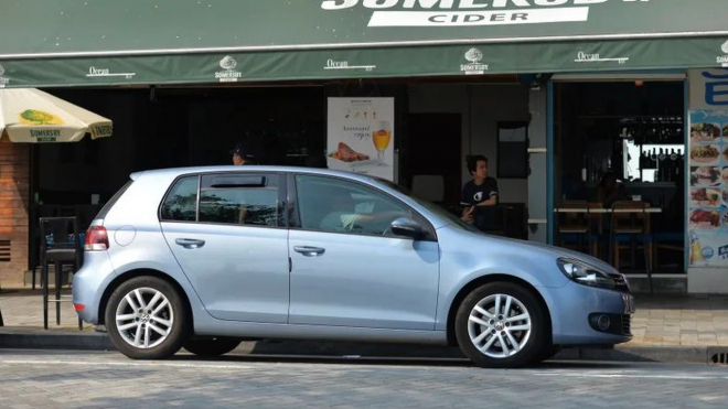 O „roušku pro auta” zatím nikdo nestojí, i když vypadá jako řešení pro tento čas