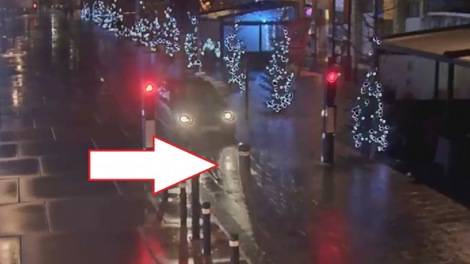 Řidič Audi zkusil prorazit vyjížděcí sloupek bránící vjezdu. Podívejte se, jak dopadl