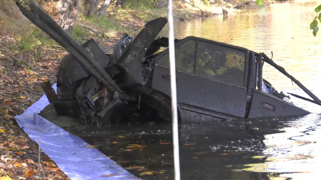 Takhle vypadá auto po 28 letech ve vodě. Ukradli ho v roce 1988 (+ video)