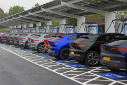 Slyšte pohádku o světě plném elektrických aut, kterému jsme se už teď měli blížit. Má překvapivě dobrý konec