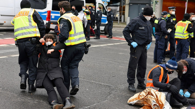 Německá policie provedla razii v 15 sídlech aktivistů lepících se k silnicím, zabavila jim lepidla