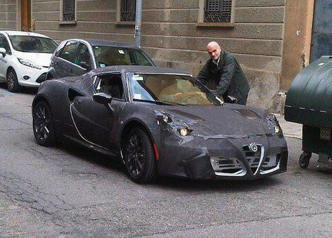 Alfa Romeo 4C: upravená verze přistižena při testech, dojde konečně na výrobu?