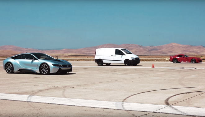 Přeběhlící od Tesly trápí s ještě rychlejší dodávkou další auta, teď Viper a BMW i8 (video)