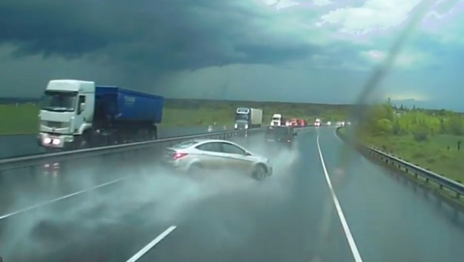 Aquaplaning je mrcha, „ze sedla” vás dostane z ničeho nic (video)