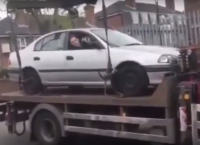 Tento muž ukázal světu, jak se určitě nesnažit uniknout odtahovce (video)