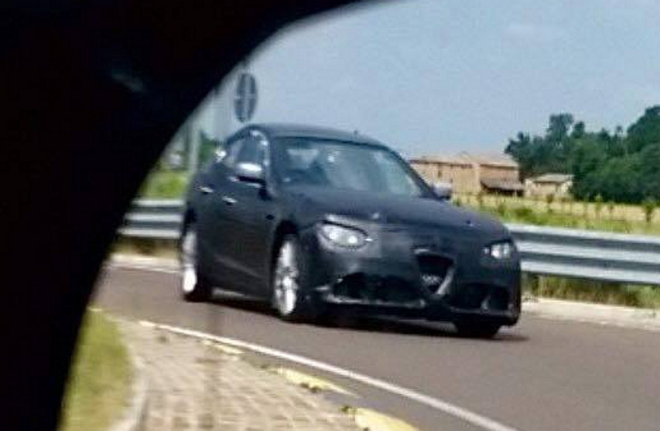 Alfa Romeo Giulia znovu nafocena, teď i zepředu. Odhalí se již ve středu