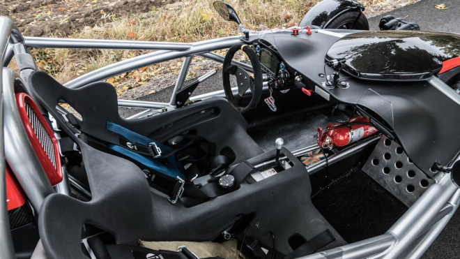 Dvoumístná formule se prohnala v běžném provozu až 243 km/h, její ryk byl slyšet na míle