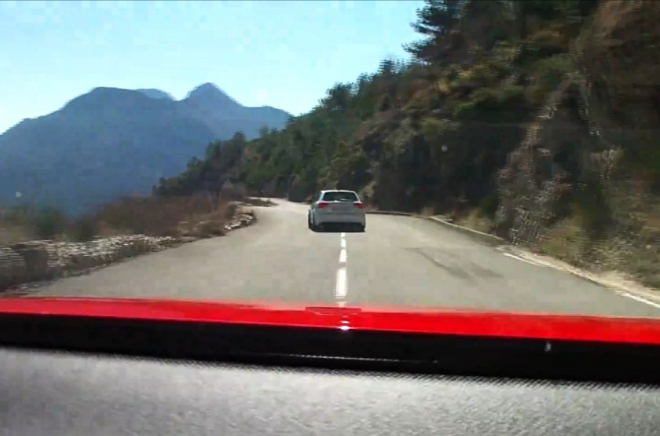 Audi RS3 vs. Audi RS3 na horských silničkách Monte Carla (video)
