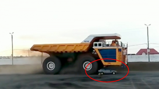 Tohle zbude z vašeho auta, když se potkáte s 450tunovým náklaďákem (video)