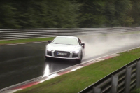 Quattro vážně podrží. A nebo si to tento řidič Audi R8 V10 může myslet (video)