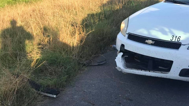 Policisté přiznali, že narazili na protivníka, který jim zničil auto, utekl a prošlo mu to