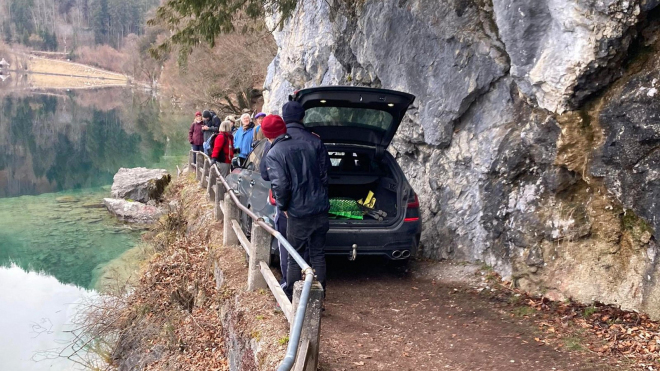 77letý řidič slepě uvěřil navigaci, se svým sportovním kombíkem se zasekl o skálu na turistické stezce