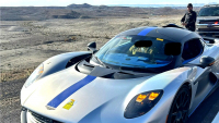 Policie zastavila řidiče vývojového prototypu supersportu za desítky milionů kvůli tomu, že podle ní „zapaloval silnici”