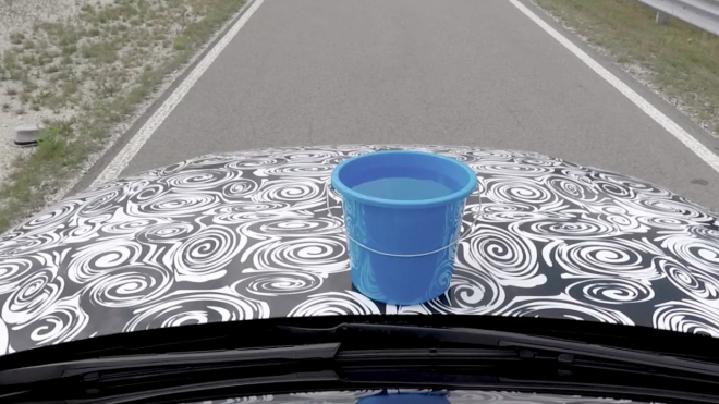 Jak moc jemně jezdí nová A8? Audi dalo kýbl vody na kapotu, aby nám to předvedlo
