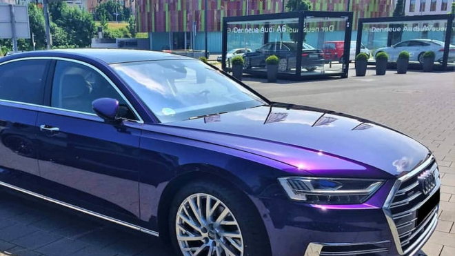 Modla exhibicionistů? Nové Audi A8 v tovární fialové dělí internet na dva tábory