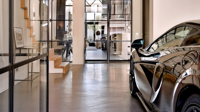 Nadšenec si přestavěl bývalé garáže na luxusní dům, interiéry vypadají podle toho