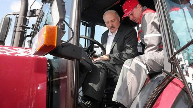 Lidi před koronavirem ochrání traktory, říká poslední evropský diktátor