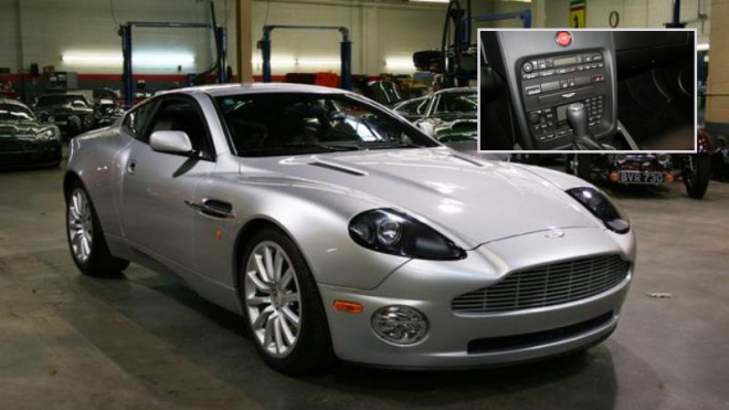 Jezděte jako James Bond, který umí řadit. K mání je vzácný Aston Martin s manuálem