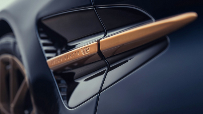 To pravé nadělení? Tři moderní auta s motory V12 si to rozdala ve sprintu, jejich symfonie nejlíp zní bez turba