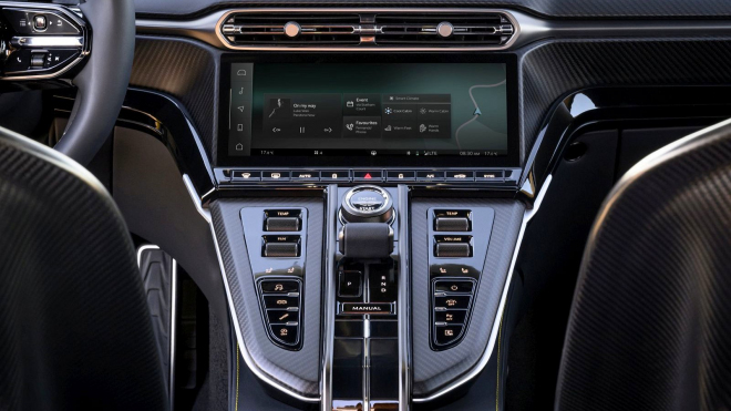 Aston Martin vrátil do kabin svých aut tlačítka. Pozoruhodnou cestou zjistil, jak moc lidem vadí je nemít