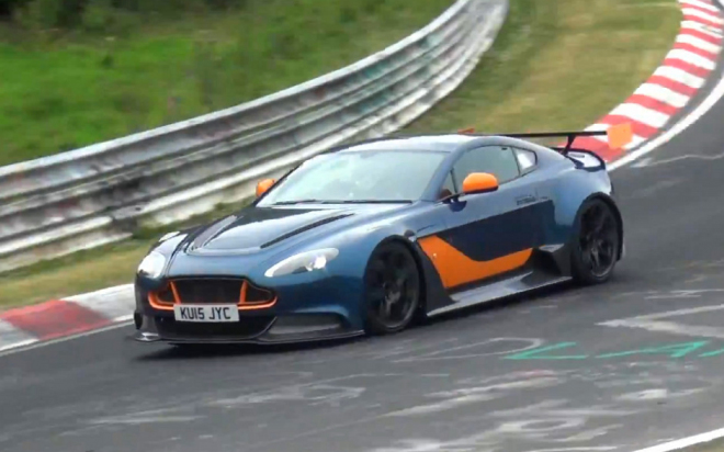 Aston Martin Vantage GT12 řádí na Nordschleife. Ukazuje, proč milujeme dvanáctiválce (video)