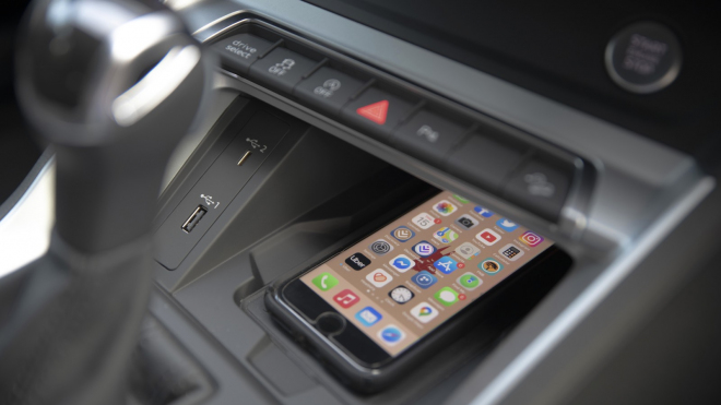 Apple si patentoval řešení problému používání mobilu v autě, obstojí i před „černou dírou”