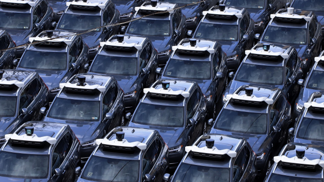 Autopiloty nezabrání zdaleka tolika nehodám, jak si výrobci malují, varuje IIHS