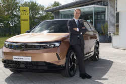 Šéf Opelu si přestal brát servítky, naplno popsal absurditu umělého zdržování aut v EU