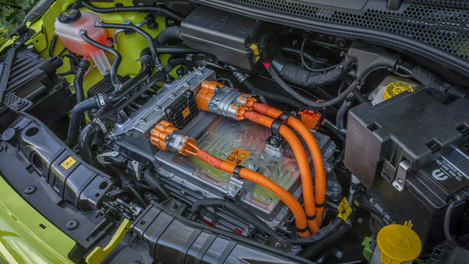 Další automobilky narychlo vrací spalovací motory původně jen elektrickým modelům, sázka na jednu kartu je přivádí ke krachu