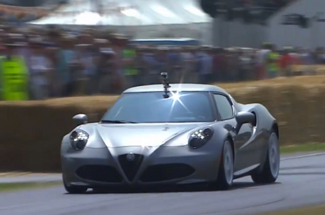 Alfa Romeo 4C: italská kráska se prohnala britským Goodwoodem (video)