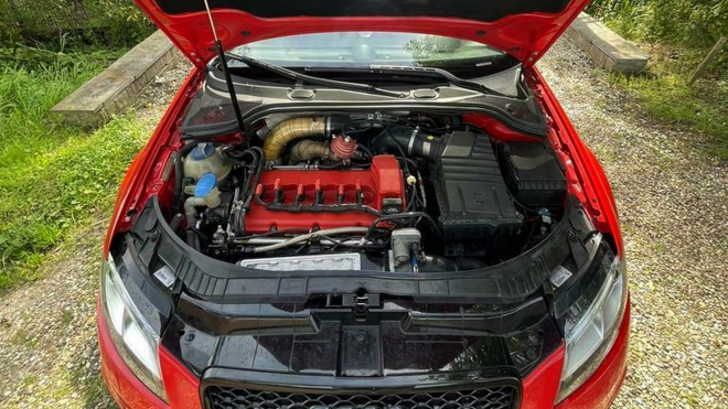 Někdo nacpal do auta třídy Octavie motor s 800 koňmi, raketu docela levně prodává