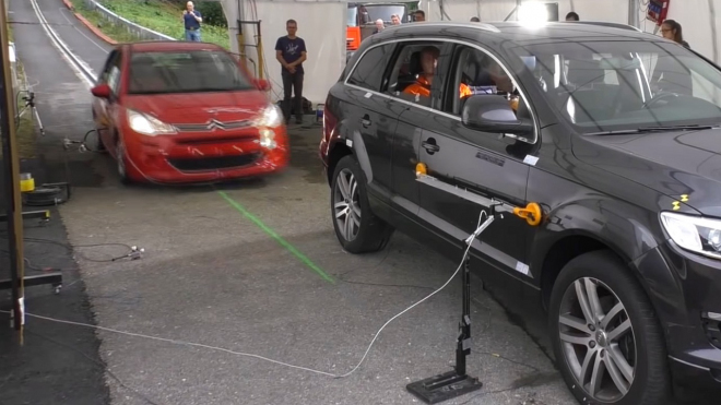 Test ukázal, jak dopadne, když novější malé auto narazí do staršího, velkého SUV