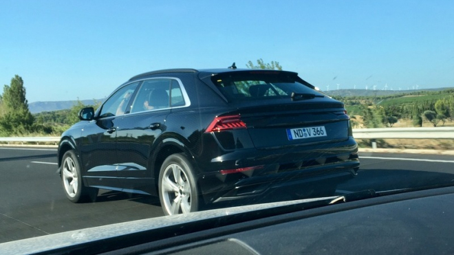 Nové Audi Q8 nafoceno prakticky bez maskování, i když je debut ještě daleko
