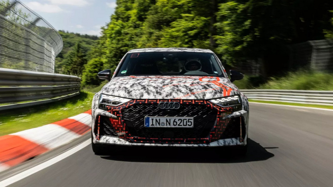Audi stvořilo rodinný kompakt tak rychlý, že na nejnáročnějším okruhu světa vyrovná jen pár let staré supersporty