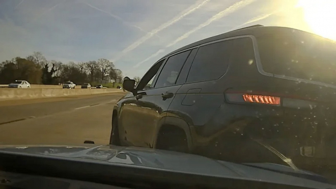 Policie se pokusila otočit na střechu auto řidiče, který jen nepatrně vyšší rychlostí v nouzi vezl vlastní dítě do nemocnice