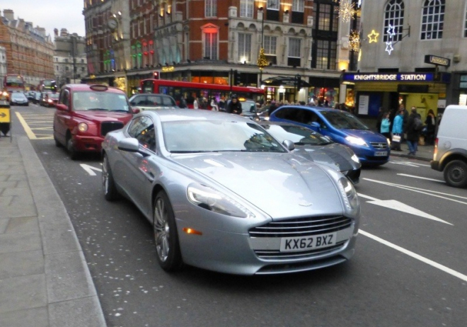 Aston Martin Rapide 2013: facelift bez maskování nachytán uprostřed Londýna