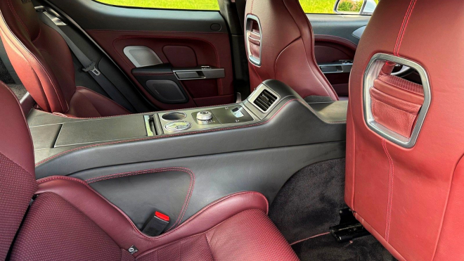 Ceny kdysi nejrychlejšího luxusního sedanu světa spadly legračně nízko, auto schopné vozit rodinu hodně přes 300 km/h nestojí víc než lepší Škoda