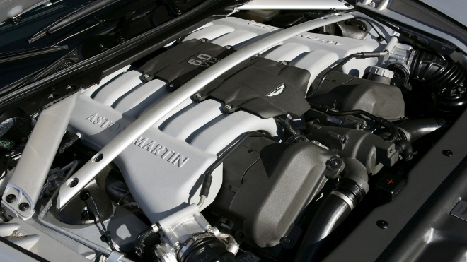 Svého času nejrychlejší sedan světa, který dnes koupíte za zlomek původní ceny, ukázal svou rychlost na německé dálnici