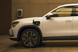 Německé automobilky chtějí nařídit povinné dobíjení hybridů, smysl pro realitu je pořád dalece míjí