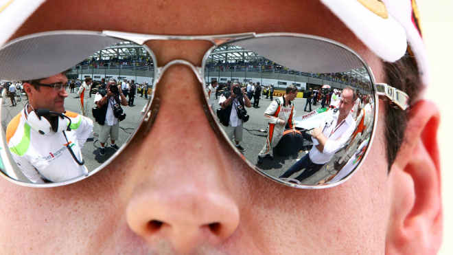 Zatčený pilot F1, který dával na odiv svůj drahý životní styl, pořád &bdquo;sedí&rdquo;. Advokát teď konečně řekl, o co tu jde