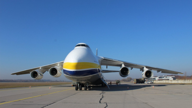 Automobilka si musela pronajmout pět obřích letadel, aby byla schopna dál vyrábět