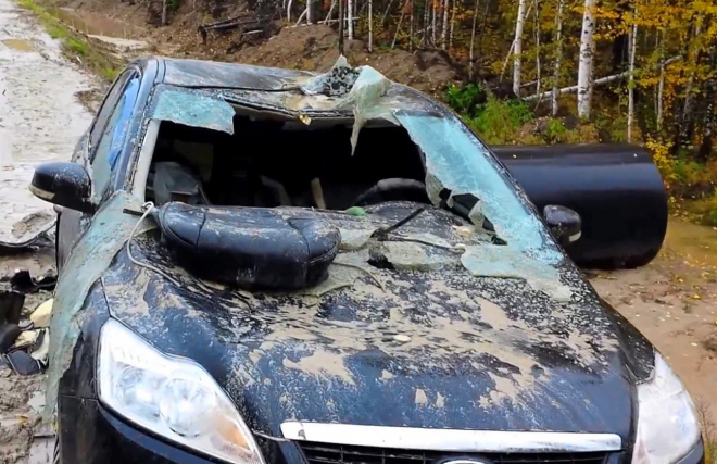 Takhle to vypadá, když vaše auto napadne medvěd (video)
